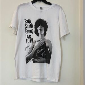 Patti Smith Group 1979 Graphic Tee – Size Medium 🖤🎤✨